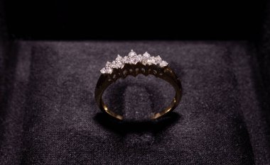 Siyah mücevher kutusundaki elmas yüzük beyazın üzerinde izole edilmiş. Yüksek kalite fotoğraf