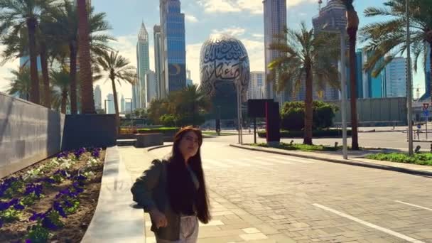高層ビルの景色を望む市内で長髪のハッピーガール 高品質のフルHd映像 — ストック動画