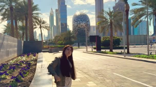 Szczęśliwa Dziewczyna Długimi Włosami Kręci Się Mieście Widokiem Wieżowce Wysokiej — Wideo stockowe