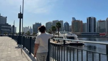 Şehirde yürüyen genç bir kadın.