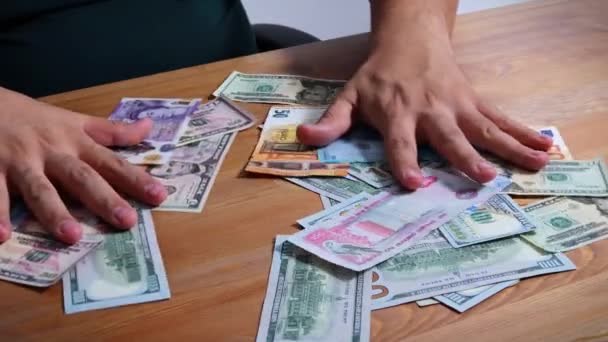 Persoon Houdt Een Stapel Bankbiljetten Munten Vast Waarbij Hij Met — Stockvideo