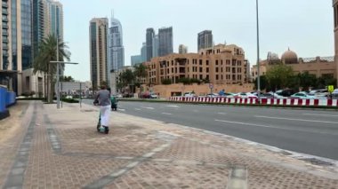 Dubai 'deki modern şehir sokağı.