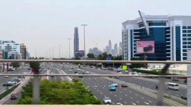 Şehirdeki yolu olan modern bina.