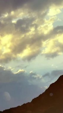 Dağlarda güzel bir gün batımı