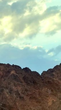 Kayalar ve otlarla dolu güzel bir dağ manzarası