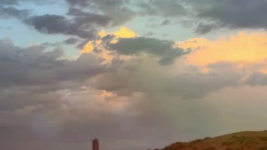 Güzel gün batımı bulutlarla birlikte