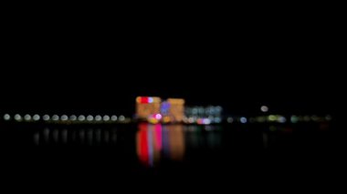 Gece arkaplanındaki bulanık şehir ışıkları