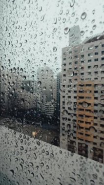 Pencere camına yağmur damlaları