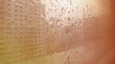 Pencereye yağmur damlaları