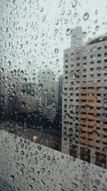 Cam pencereye yağmur damlaları