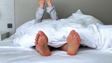 Yatak odasında yatakta yatan adam