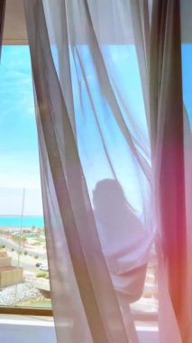 Sahildeki pencereden manzara