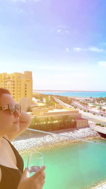 Жінка Сонцезахисними Окулярами Склянкою Води Пляжі Єгипті — стокове відео