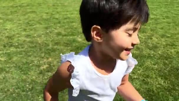 Счастливая Девушка Девочка Бегает Лесному Парку Парень Играет Зеленой Траве — стоковое видео