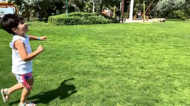 Счастливая Девушка Девочка Бегает Лесному Парку Парень Играет Зеленой Траве — стоковое видео