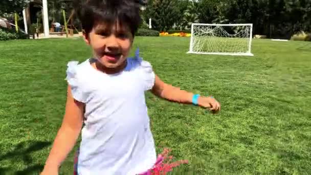 Szczęśliwa Dziewczyna Mała Dziewczynka Biegnie Przez Park Leśny Dzieciak Bawi — Wideo stockowe