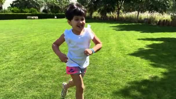 Szczęśliwa Dziewczyna Mała Dziewczynka Biegnie Przez Park Leśny Dzieciak Bawi — Wideo stockowe
