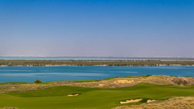 Dubai çölünde golf sahası
