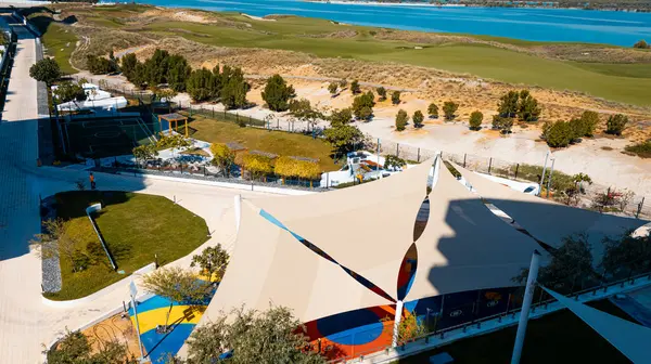 Akdeniz 'in kumsalında, İsrail adası şehrinde.