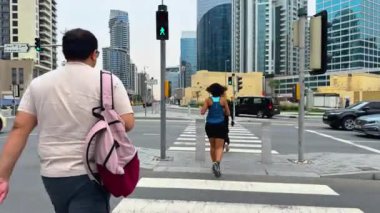 Dubai 'de insanlar yolda yürür.