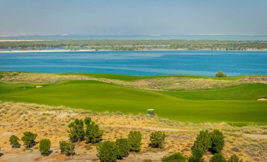Dağların arka planında güzel manzaralı golf sahası.