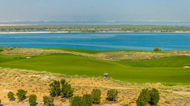 Çölde golf sahası.