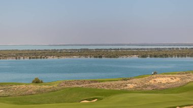 Denizin ortasında golf sahası