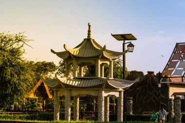 Antik şehrin güzel mimarisi. Dünyanın en nüfuslu eyaletinin başkenti.