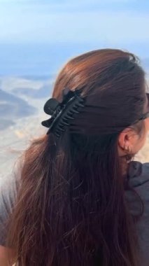 Bir kayaya oturan güzel kız