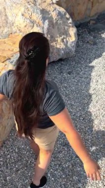 Bir kayaya oturan güzel kız