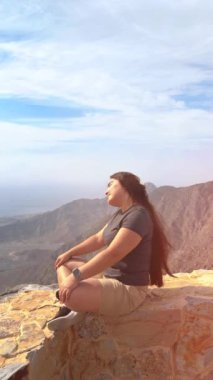 Bir kayaya oturan güzel kız