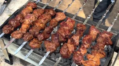 Barbeküde ızgara tavuk ve sebzeli barbekü.