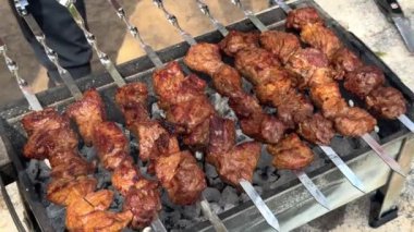 Ateşin üstünde barbekü