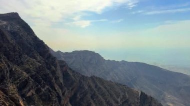 Dağların ve denizin manzarası