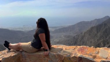 Genç kız Mısır 'da dağın tepesinde oturuyor. yüksek kaliteli fotoğraf