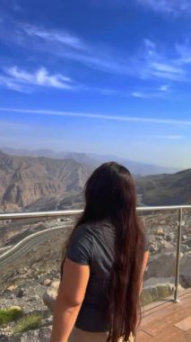 Dağın tepesindeki kadın. yüksek kaliteli fotoğraf