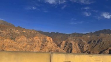 Dağları ve bulutları olan güzel bir manzara