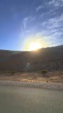 İsrail 'de gün batımı çöl yolunda