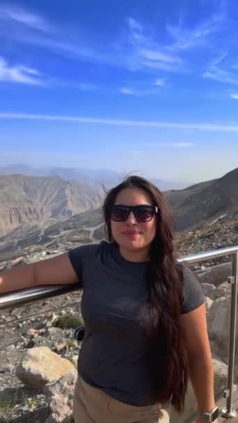 Junge Frau Mit Sonnenbrille Auf Dem Gipfel Des Berges Schöne — Stockvideo