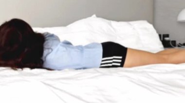 Yatakta uzanan kadın