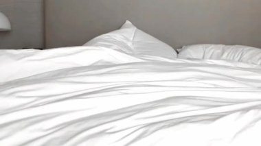 Beyaz yastıklar otel odasında bir yatakta