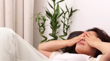 Genç kadın yatakta rahatlatıcı