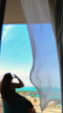 Kumsaldaki güzel kadının soyut görüntüsü.