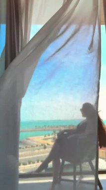 Hamakla ilgili kitabı olan bir kadın.