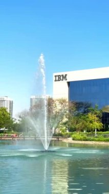 IBM Dubai Ltd. IBM Stüdyoları, teknolojik yeniliklerin evi. IT altyapı hizmetlerinin Kyndryl sağlayıcısı. Modern bir binanın şirket logosu. Yüksek kalite 4k görüntü