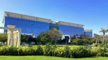 Şehrin modern binası