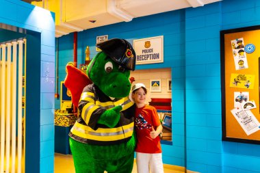 Dünya müzesinde kırmızı üniformalı bir çocuk..