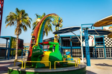  İnsanlar legoland Park 'taki renkli bir tema parkı ile eğleniyorlar.