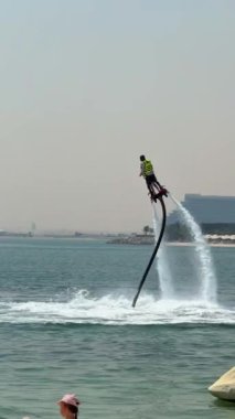 Jet motorlu bir adam.