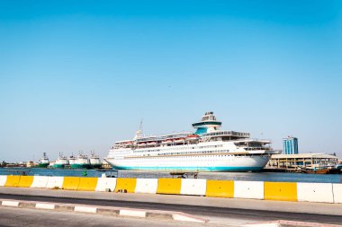 CRUISES Tur Gemisi, Cruise Liners güzel beyaz yolcu gemisi sabah erken saatlerde okyanus denizinde lüks bir yolculuk üzerinde özel turizm seyahati konsepti. Yüksek kalite fotoğraf